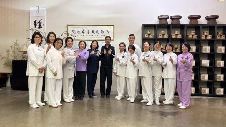 朱向华老师与学员合影